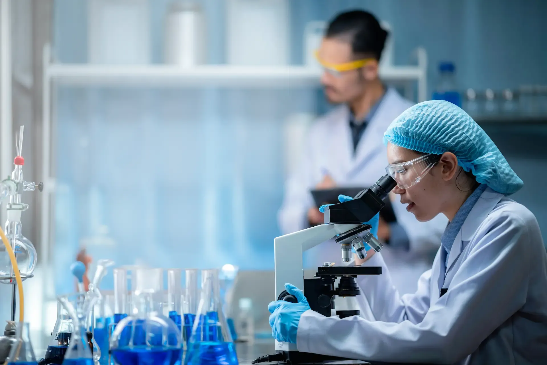 Salaera.com featured image, scientists in a laboratory